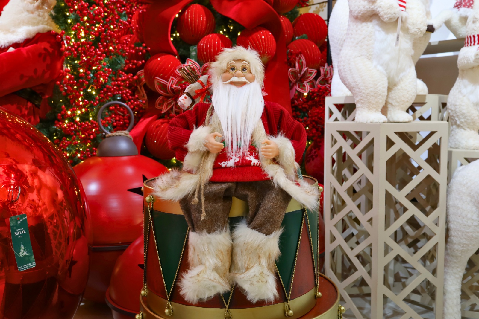 Papai Noel Sentado Vermelho com Bege